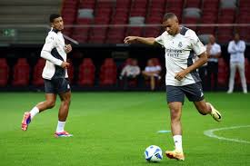 情绪有点激动！追梦篮下锁喉米西被吹犯规 随后又与阿尔瓦拉多对喷.